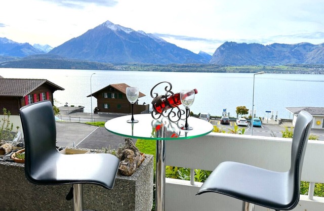 SwissHut Stunning Views Alps & Lake - Apart. Oberländer