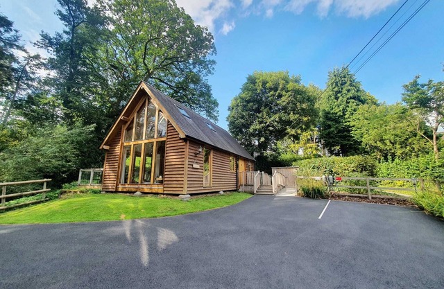 Swn Y Nant lodge with hot tub Brecon