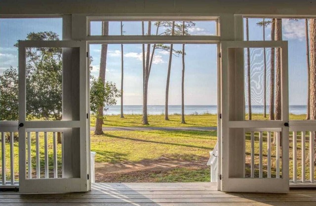 Sycamore Cottage - Ocean View Retreat