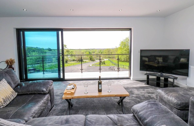 SYCAMORE COTTAGE, pet friendly, with a garden in Frizington