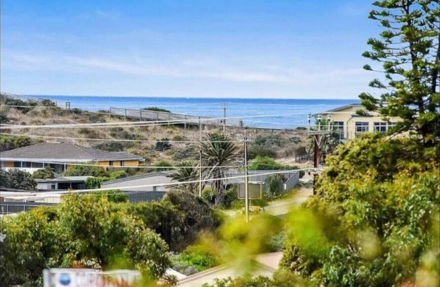 Syd’s Place - A 70s retro beach house, Free WIFI