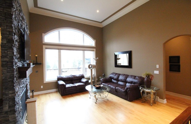 Sylvan Lake Executive Home, 5 minute walk to Beach