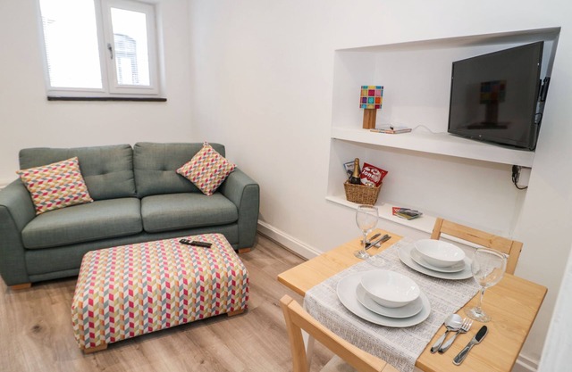 T? CAPEL BACH, pet friendly, character holiday cottage in Rachub