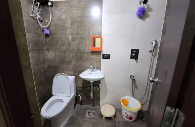 T.Nagar Teynampet, Chennai Soothing building with AC in vibrant Chennai