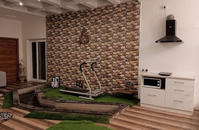 T2 Lovely 2 bedroom hill view with covered parking