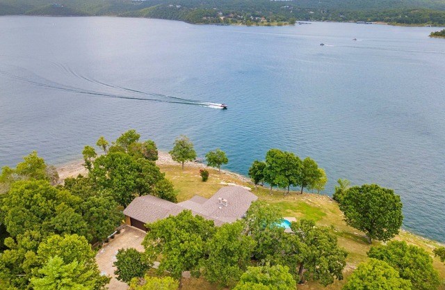 Table Rock Lake Access, Pvt Outdoor Pool, Pvt Hot Tub, $400 of Daily Tickets, Panoramic Views