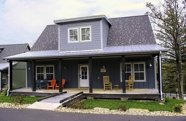 Table Rock Lake Cabin - Sleeps 8! Kid-Friendly, Luxury, views from huge deck.