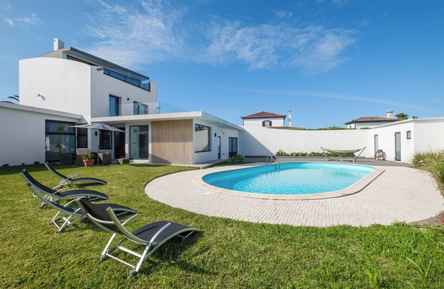 Table Top - Swimming pool with family and friends