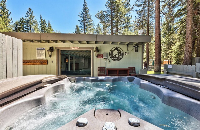 TAHOE RANCH, SUMMERTIME POOL, HOT TUB, ON RIVER, 3BD, 2 BA, FAMILY & DOG OK WALK
