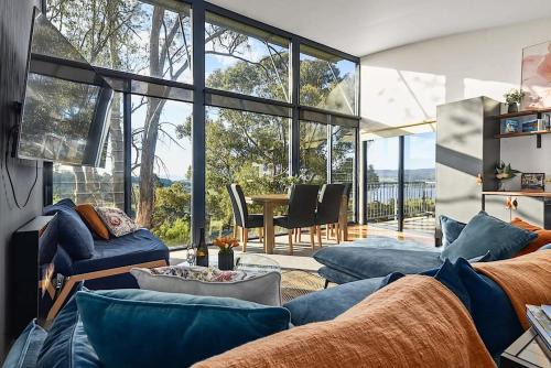 Tamar Valley Treetop Retreat with River Views