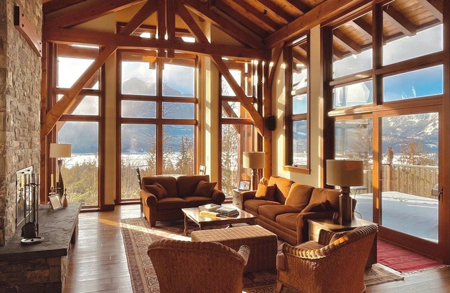 Tamarack Lodge: Luxury Timber Frame Ski Lodge at Mountain Resort