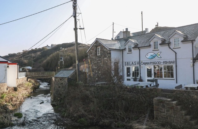 TAN BRYN 1, pet friendly, country holiday cottage in Aberdaron