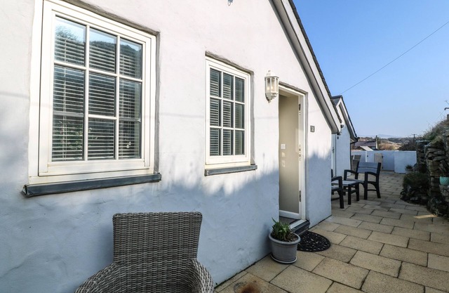 TAN BRYN 2, pet friendly, country holiday cottage in Aberdaron