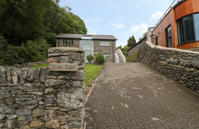 TAN TWR, pet friendly, luxury holiday cottage in Llanfairpwll