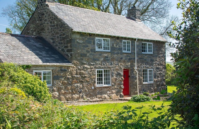 Tanllyn - sleeps 8 guests in 4 bedrooms