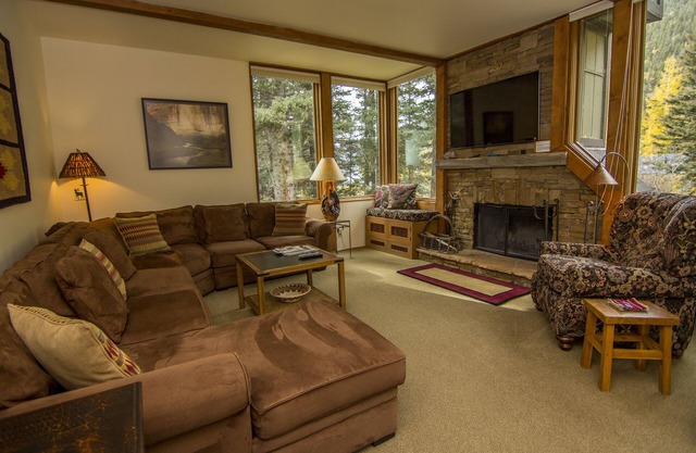 Taos Ski Valley 2 Bdrm/Sleeps 6/Directly Next Door To The Children's Ski School
