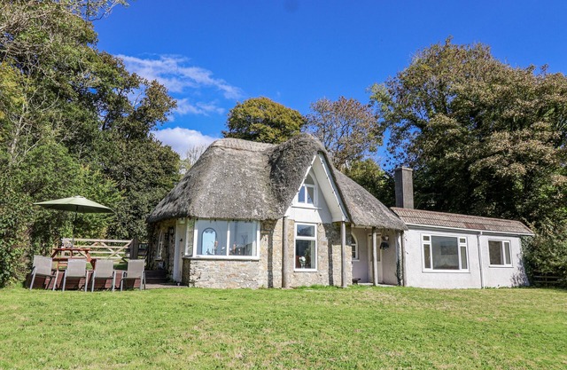 TAPPS LODGE, pet friendly, with open fire in Yealmpton, South Devon
