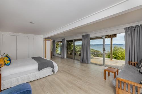 Tapuaetahi Beachfront Studio - Downstairs Unit