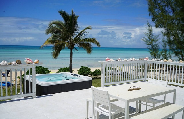Tarpum Bay, Bahamas -NEW Luxury beachfront villa with private hot tub and beach