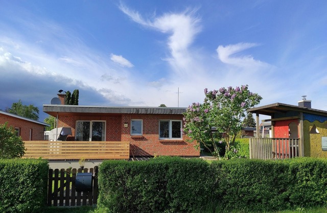 Tasteful vacation home with fireplace directly on the lake and own sauna. Klocksdorf