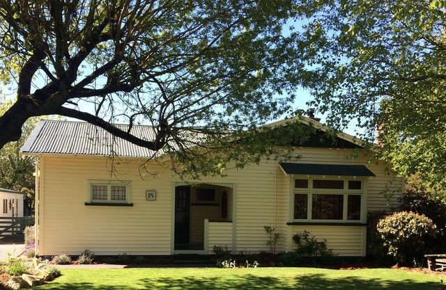 tastefully restored cottage w/ mountain views 3 min walk to Methven town center