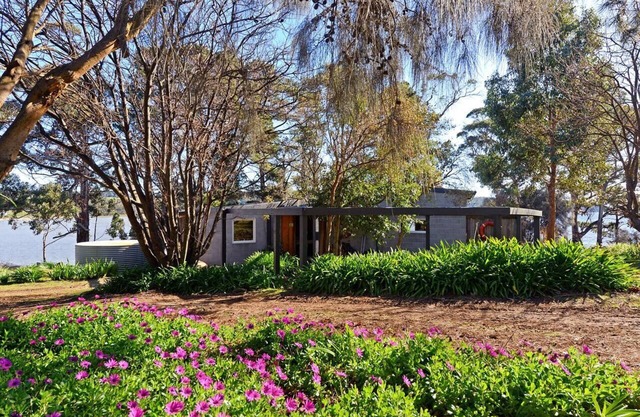 Taylors Bay Cottage - Gracing the shores of Little Taylors Bay is a fisherman’s cottage with a twist, commonly known as the round house because of its unique design features.