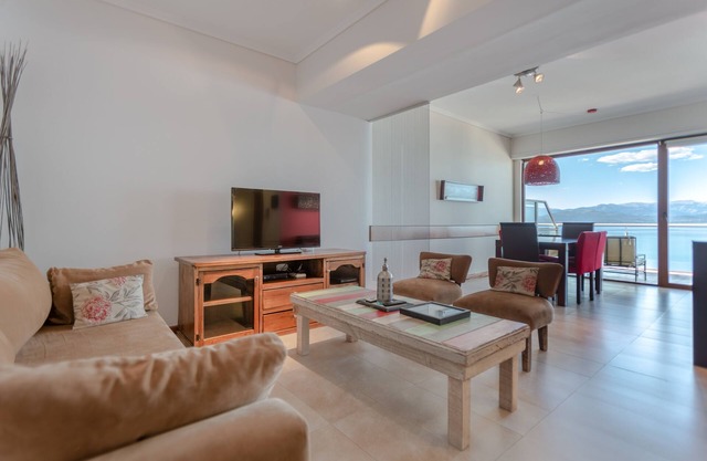 TD4 - Luxury 2-Level 3 Bedroom Apartment - Balcony and Lake Views