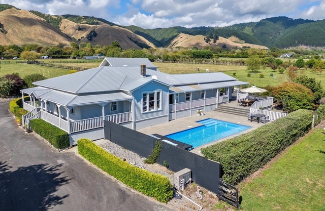Te Horo Haven - spacious 4 Bedroom Villa with Pool, Spa and great family vibes!