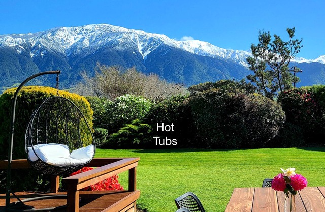 Te Mahuru Retreat Kaikoura. 2 Hot Tubs, Outstanding Views, Space to Play & Relax