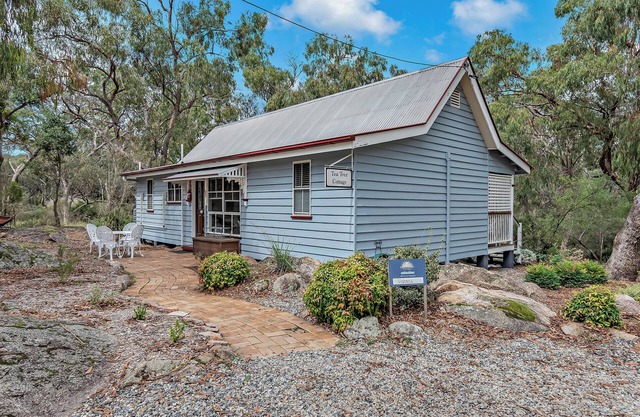 Tea Tree Cottage, luxury 2 bedroom cottage at Diamondvale Estate with fireplace