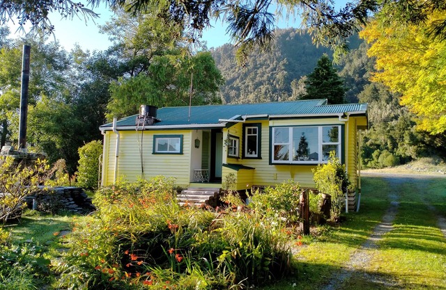 Teapot Cottage (50's time-warp)