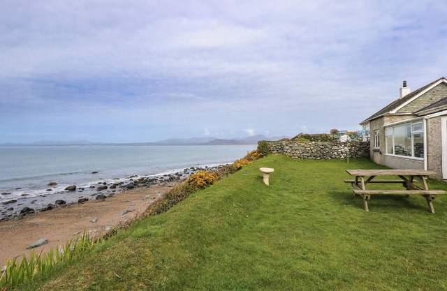 TEGAWELON, country holiday cottage, with a garden in Harlech