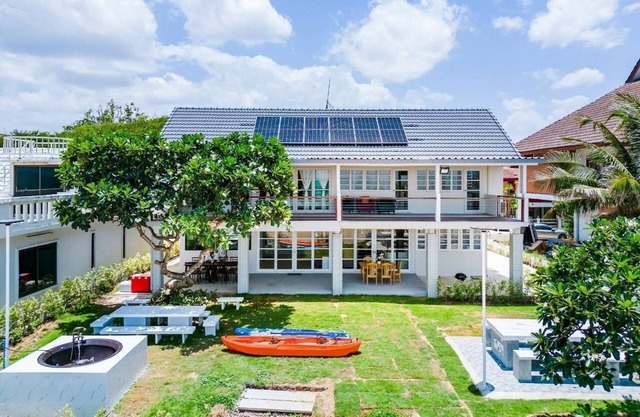 Termsuk Beachfront: 6-Bedroom Villa, Pool, BBQ, Surfing, Karaoke & Breakfast!