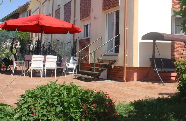 Terraced house with terrace and WIFI, near the beach of Loredo