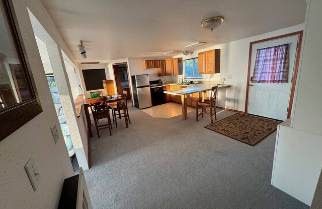 Terrific studio apartment in Ninilchik with stunning views.