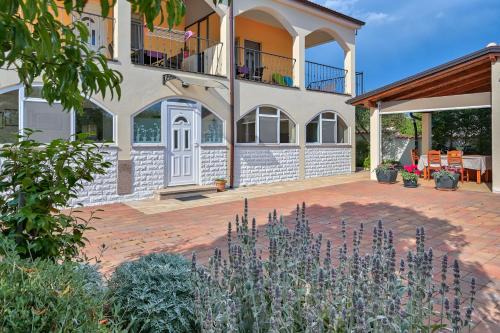 Teuta commodious apartment at the beach