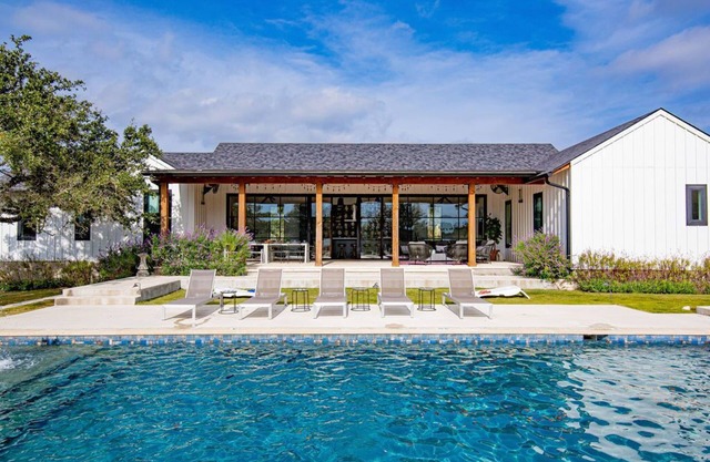 Texas Hill Country - Luxury 5-Acre Getaway, Pool, Gourmet Kitchen, Venues Nearby