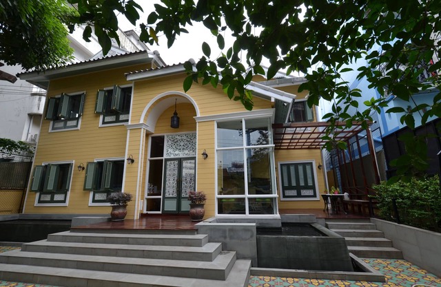 Thai retro style in center of Bangkok near Pratunam,Central world,Airport link.