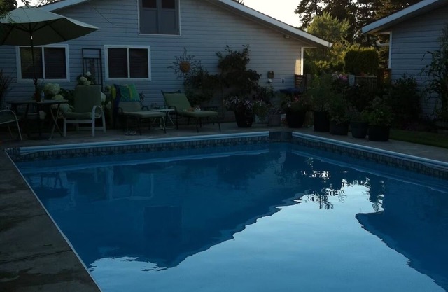 That Modern 70s Suite - Poolside Retreat