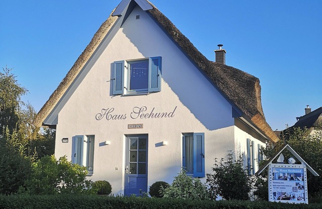 thatched roof house at the sea, pets welcome, fenced