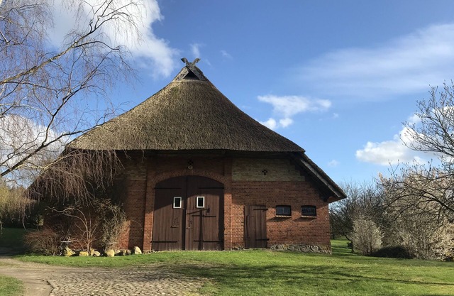 Thatched farmhouse in the immediate vicinity of the lake