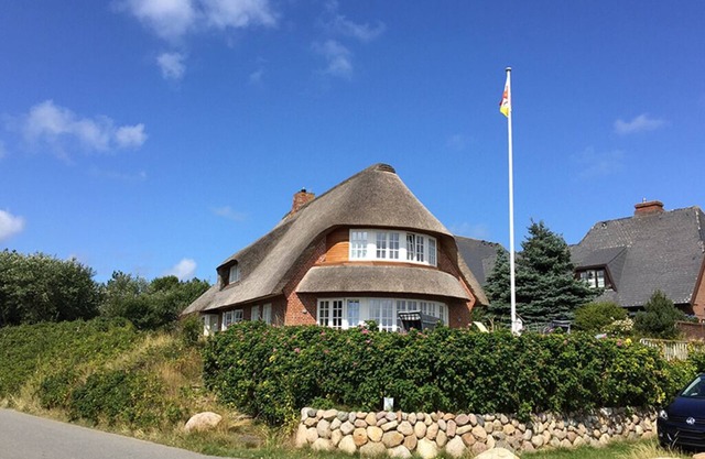 Thatched holiday home, direct view of the Wadden Sea, with a large garden