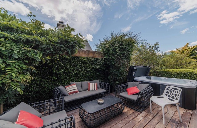 The Andromeda Hideaway - 6BR, Hot tub, BBQ