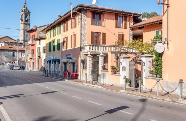 The apartment is located in the center of Pusiano with a beautiful lake view.