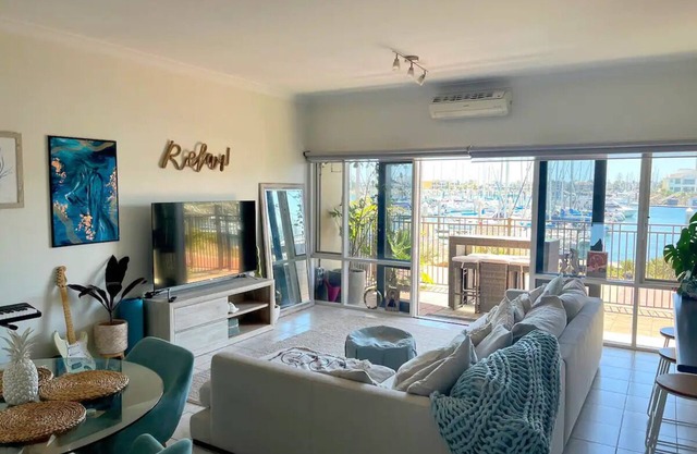 'The Aquarium' Waterfront Apartment