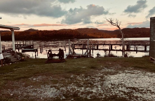 The Artists Cottage - absolute waterfront