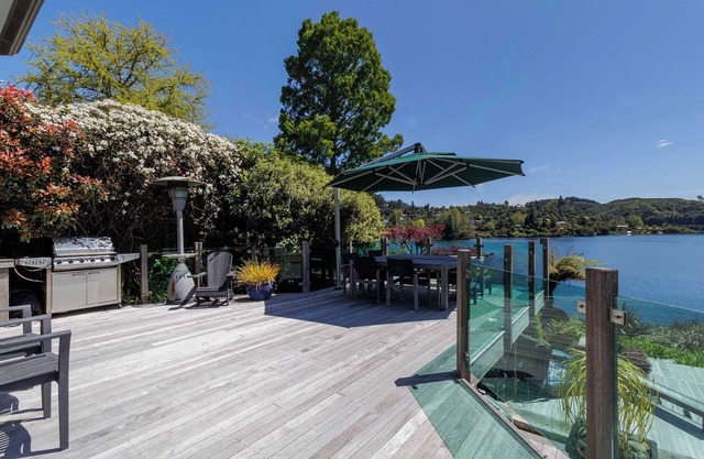 The Bach | Luxury Waterfront Living with Spa Pool