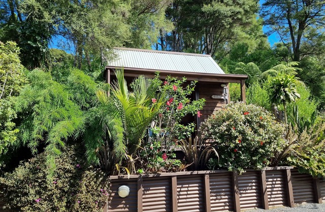 The Bali Room-Part of Coromandel Eco Sanctuary. Pet Friendly/Wi-Fi/Chimenea Fire