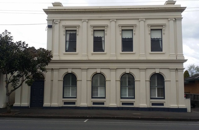 The Bank Koroit - Garden Apartment. Right in the heart of Koroit.