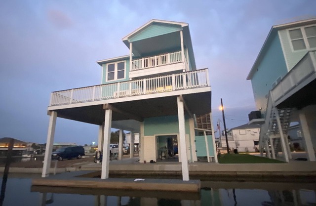The Barefoot Pelican -Sunset Views on water- 5 minutes from beach- great fishing